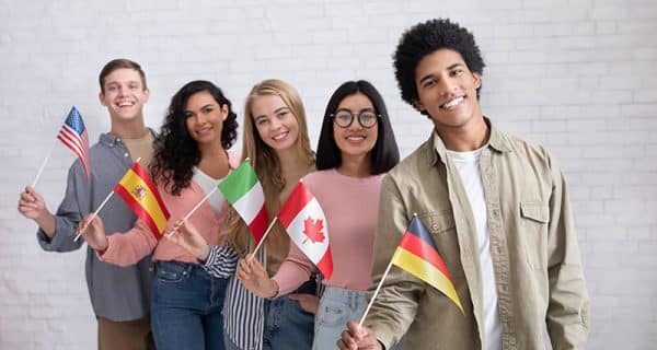 Eine Gruppe von Studierenden mit Landesflaggen in der Hand.