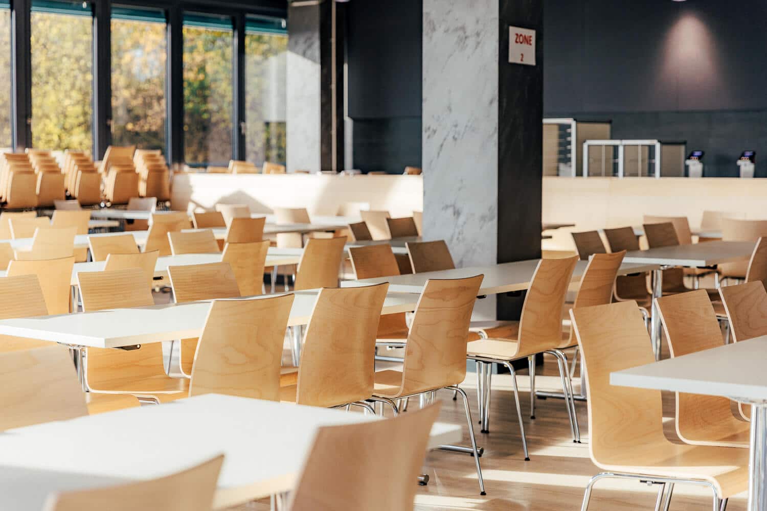 Innenansicht der Mensa AR mit Tischen und Stühlen.