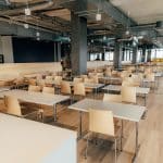 Innenansicht der Mensa AR mit Tischen und Stühlen.