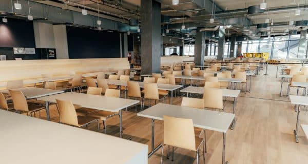 Innenansicht der Mensa AR mit Tischen und Stühlen.