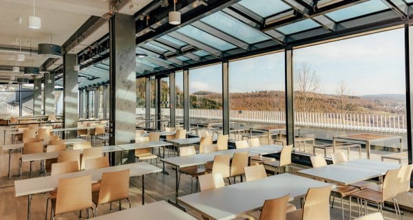 Innenansicht der Mensa AR mit Tischen und Stühlen.