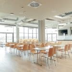 Tische und Stühle im Bistro.