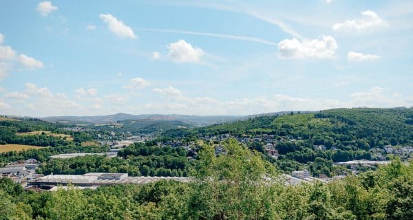 Blick von der Terrasse des Bistros über die Hügel des Siegerlandes bei schönem Wetter.
