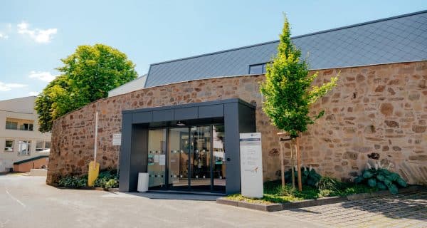 Eingangsbereicht des Food Courts in der historischen Siegener Stadtmauer.