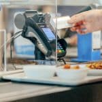 Ein Mensa-Gast bezahlt sein Essen bargeldlos mit Karte.