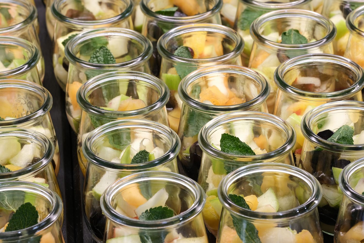 Gefüllte Gläschen mit Speisen als Teil des Catering-Angebots des Studierendenwerks Siegen.